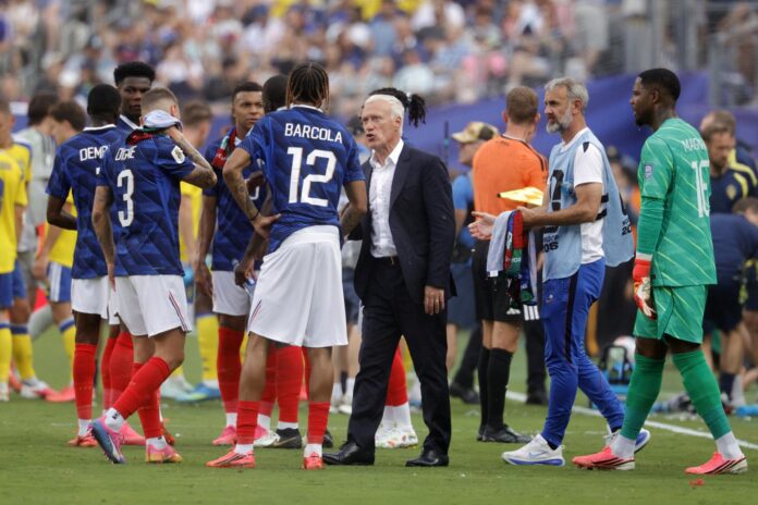 El seleccionador de Francia, Didier Deschamps (C), habla con sus jugadores mientras se reúnen para la segunda pausa para hidratarse durante el partido de dieciseisavos del Mundial contra Suecia en East Rutherford.. EFE/EPA/SHAWN THEW
