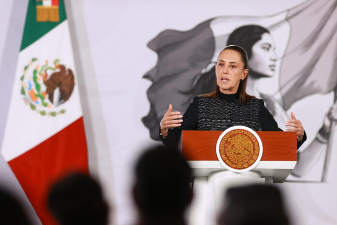 La presidenta de México, Claudia Sheinbaum, habla durante una rueda de prensa este miércoles, en Palacio Nacional de Ciudad de México (México). EFE/ Mario Guzmán
