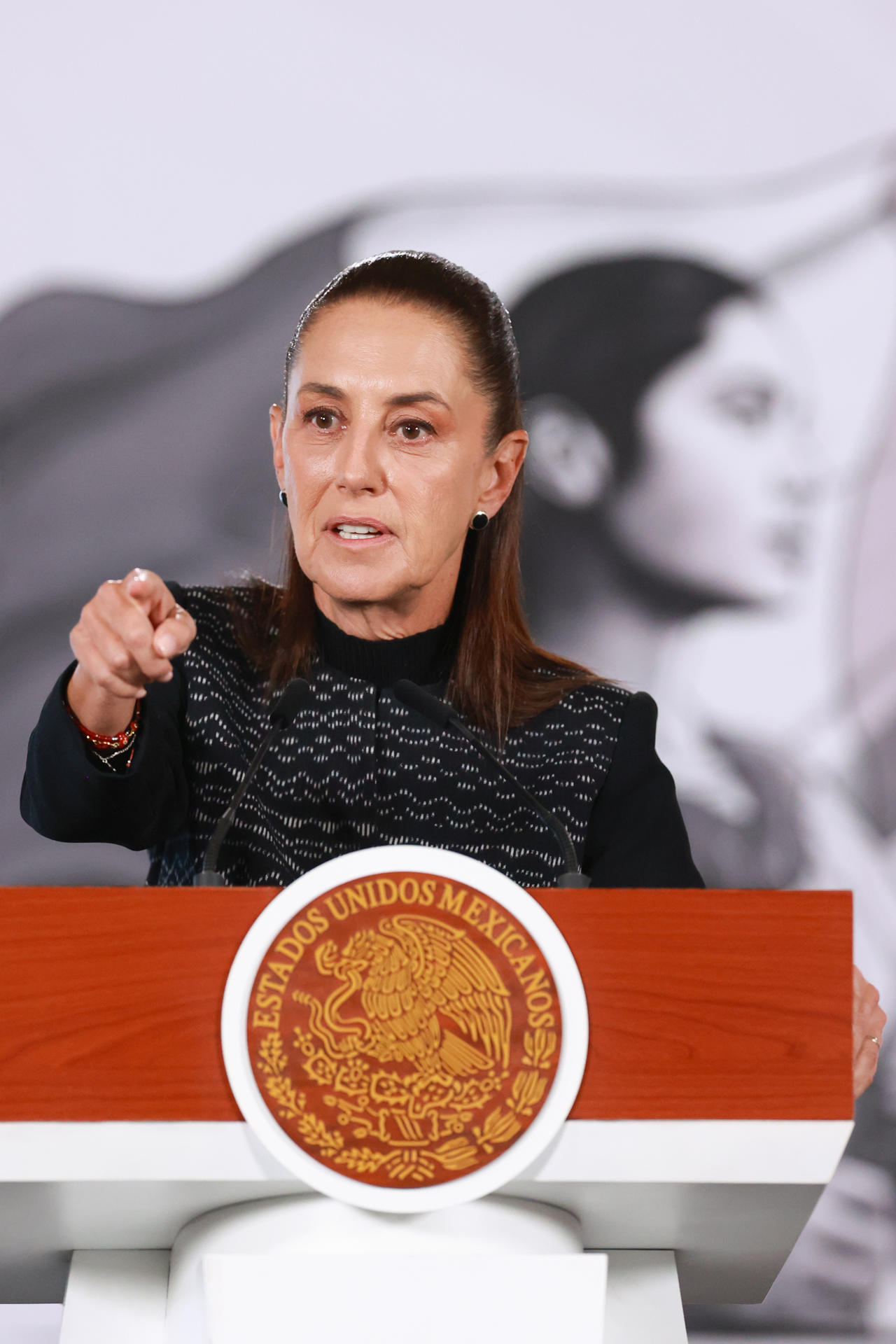 La presidenta de México, Claudia Sheinbaum, habla durante una rueda de prensa este miércoles, en Palacio Nacional de Ciudad de México (México). EFE/ Mario Guzmán
