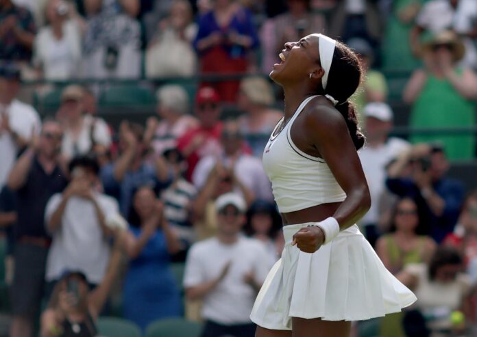 La estadounidense Coco Gauff, séptima favorita, sobrevivió al gran juego de la argentina Solana Sierra que llevó al límite a su rival para avanzar a la tercera ronda de Wimbledon. EFE/EPA/ADAM VAUGHAN
