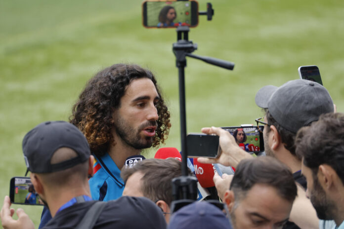 El jugador español Marc Cucurella ofrece declaraciones este miércoles, en Los Ángeles (EEUU). EFE/ Lavandeira Jr
