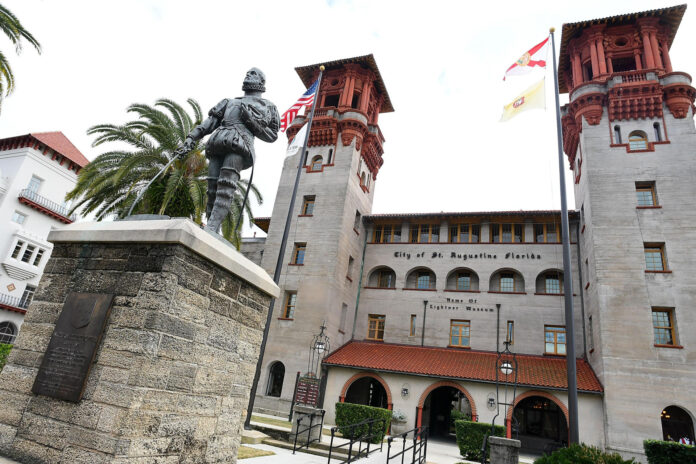 Fotografía de archivo del 16 de Febrero de 2019 de una estatua de Pedro Menéndez de Avilés, fundador español de San Agustín (Florida), frente al Ayuntamiento en San Agustín (Estados Unidos). EFE/ Gerardo Mora
