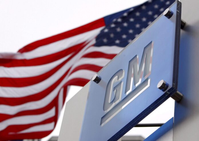 Foto de archivo del logo de la compañía General Motors situado a las puertas de la sede de la compañía en Detroit, Michigan (Estados Unidos). EFE/Jeff Kowalsky
