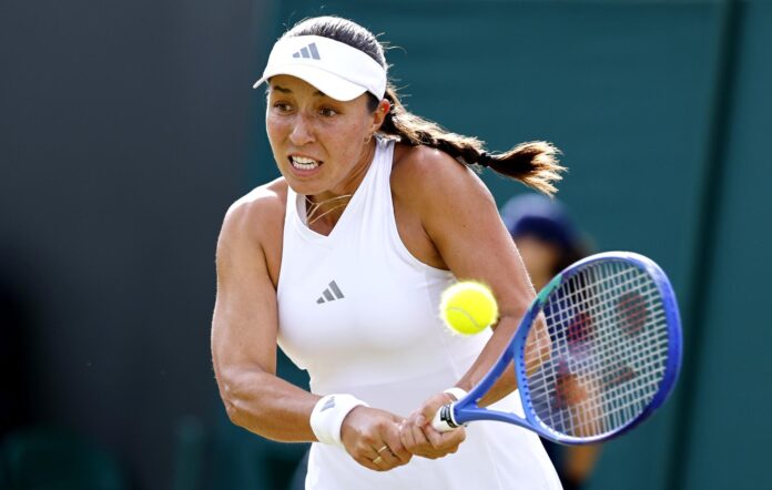 La estadounidense Jessica Pegula, cuarta favorita, acabó con el recorrido de la española Sara Sorribes, que desperdició cuatro puntos de set en la primera manga, y venció por 7-6 (6) y 6-1 para situarse en tercera ronda de Wimbledon. EFE/EPA/TOLGA AKMEN
