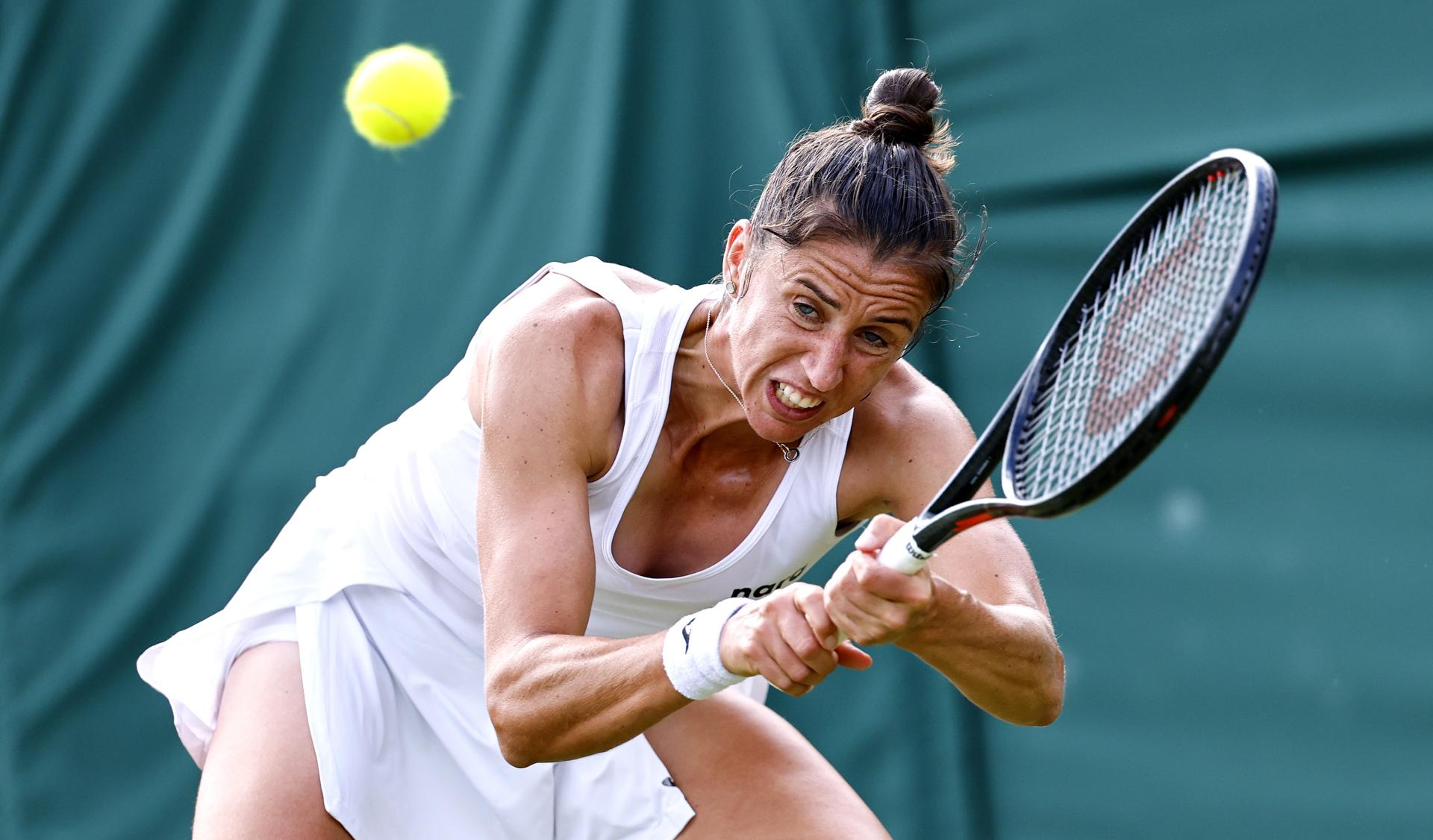 La estadounidense Jessica Pegula, cuarta favorita, acabó con el recorrido de la española Sara Sorribes, que desperdició cuatro puntos de set en la primera manga, y venció por 7-6 (6) y 6-1 para situarse en tercera ronda de Wimbledon. EFE/EPA/TOLGA AKMEN
