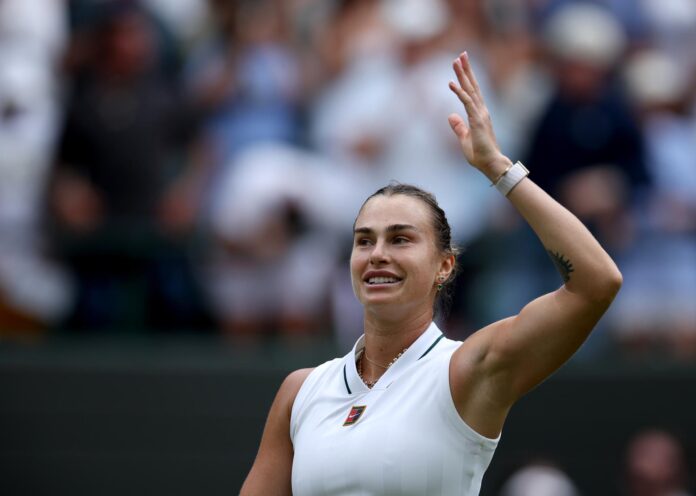 La primera favorita y número uno del mundo, la bielorrusa Aryna Sabalenka, salió del lío que se encontró ante la estadounidense McCartney Kessler y, tras imponerse por 6-1 y 7-6 (9), se situó en la tercera ronda de Wimbledon. EFE/EPA/ADAM VAUGHAN
