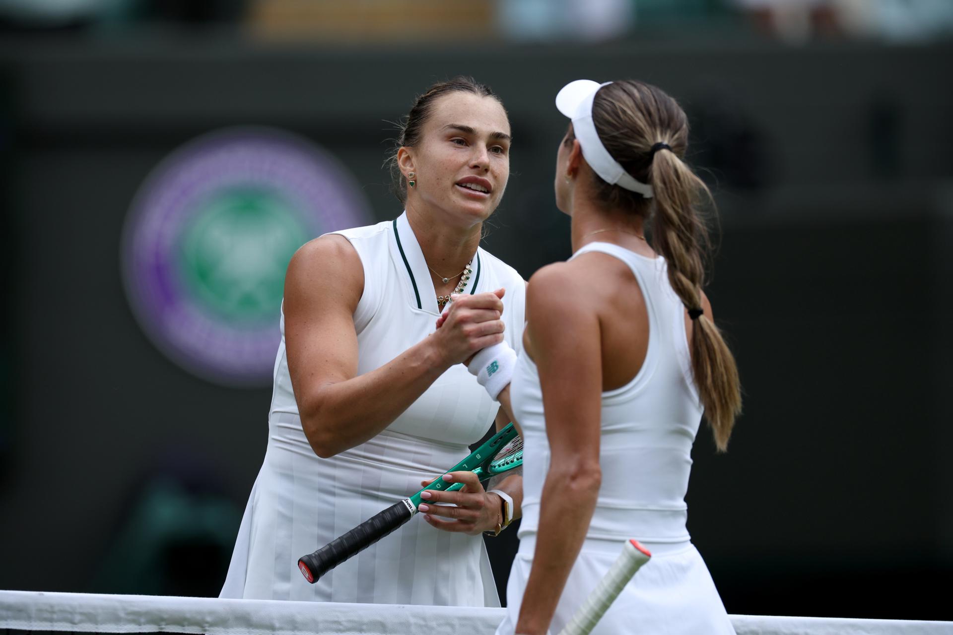 La primera favorita y número uno del mundo, la bielorrusa Aryna Sabalenka, salió del lío que se encontró ante la estadounidense McCartney Kessler y, tras imponerse por 6-1 y 7-6 (9), se situó en la tercera ronda de Wimbledon. EFE/EPA/ADAM VAUGHAN
