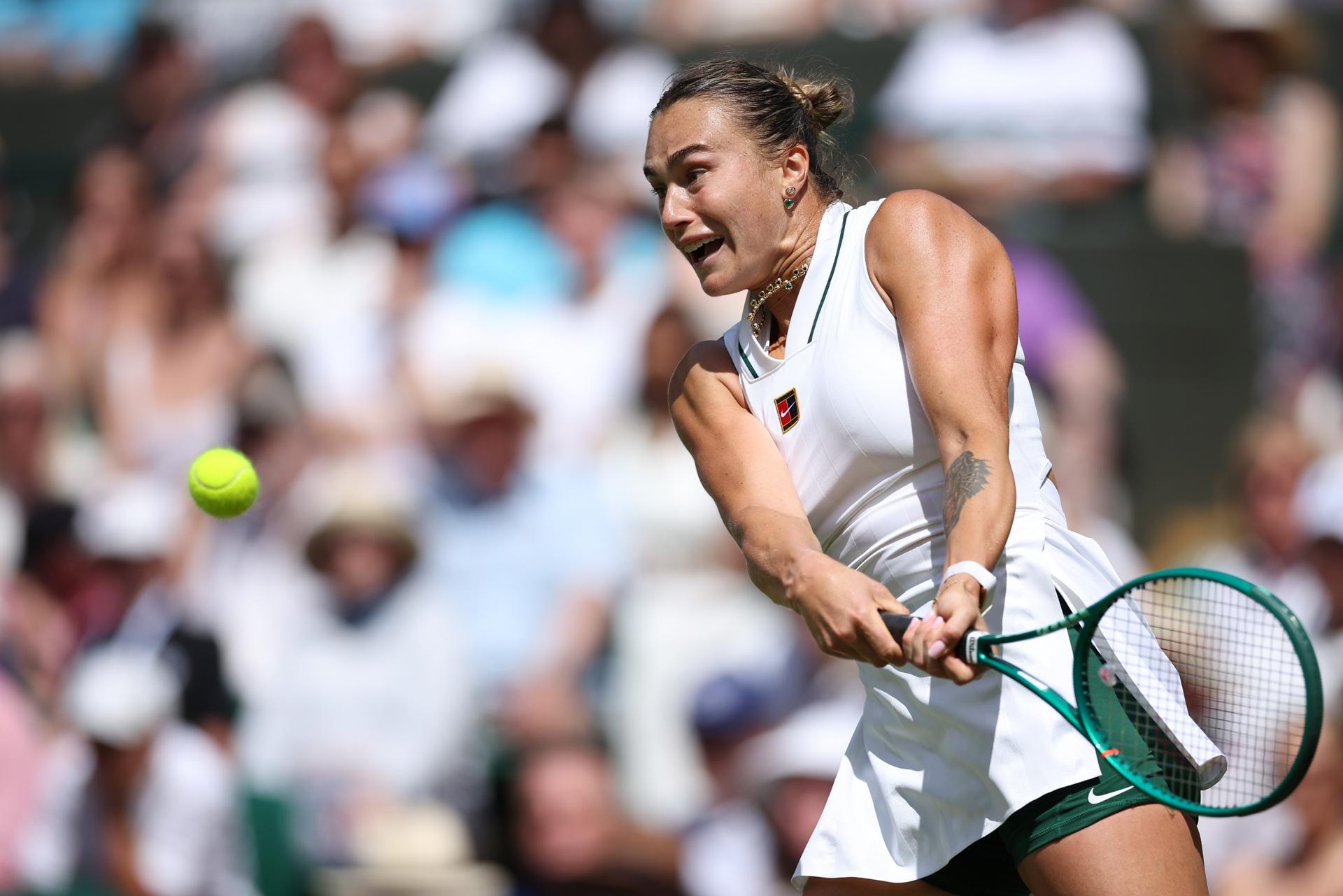 La primera favorita y número uno del mundo, la bielorrusa Aryna Sabalenka, salió del lío que se encontró ante la estadounidense McCartney Kessler y, tras imponerse por 6-1 y 7-6 (9), se situó en la tercera ronda de Wimbledon. EFE/EPA/ADAM VAUGHAN