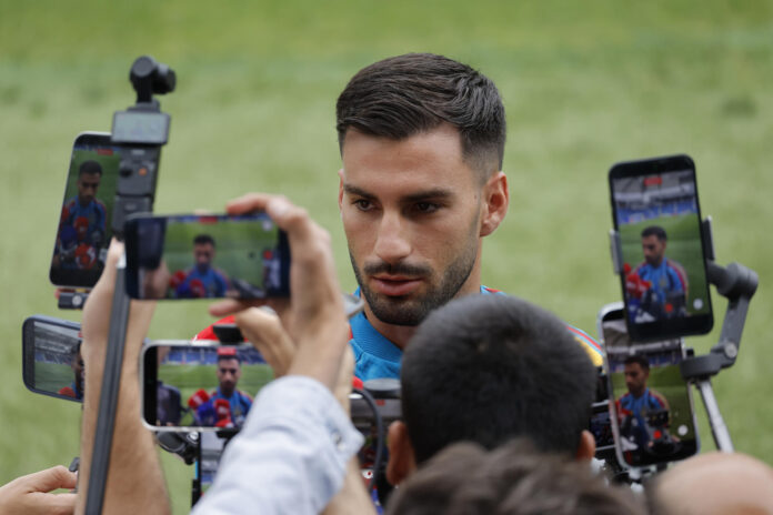 El jugador español Álex Baena ofrece declaraciones este miércoles, en Los Ángeles (EEUU). EFE/ Lavandeira Jr
