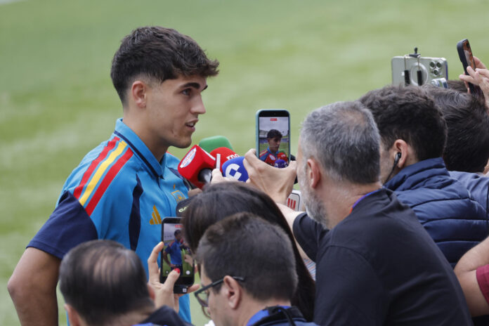 El jugador español Pau Cubarsí ofrece declaraciones este miércoles, en Los Ángeles (EEUU). EFE/ Lavandeira Jr
