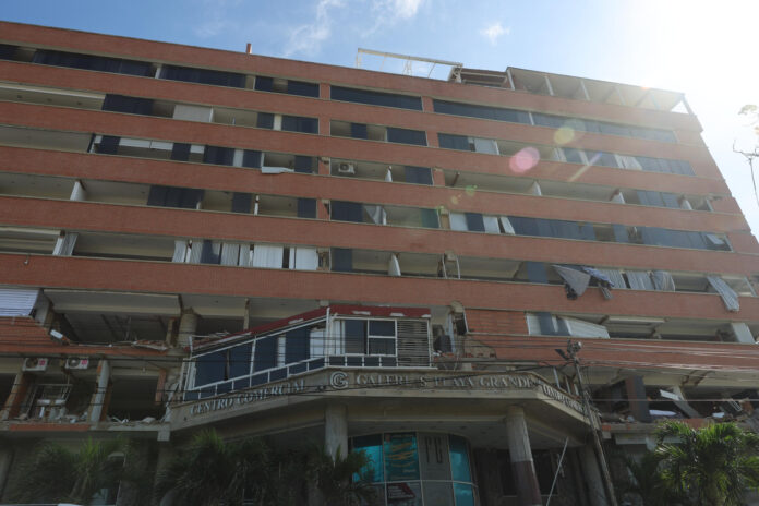 Fotografía que muestra un edificio afectado por los terremotos de la semana pasada, este miércoles en Caracas (Venezuela).EFE/ Miguel Gutiérrez
