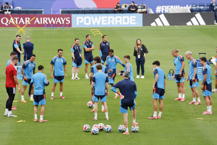 Jugadores de la selección de España participan en un entrenamiento, previo al próximo partido del Mundial de la FIFA 2026. EFE/ Lavandeira Jr

