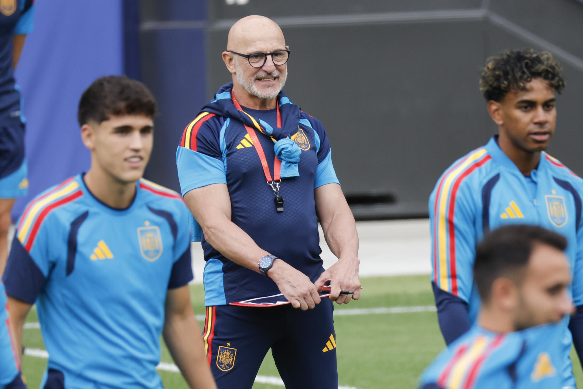 El seleccionador de España, Luís de la Fuente (c), participa en un entrenamiento, previo al próximo partido del Mundial de la FIFA 2026. EFE/ Lavandeira Jr