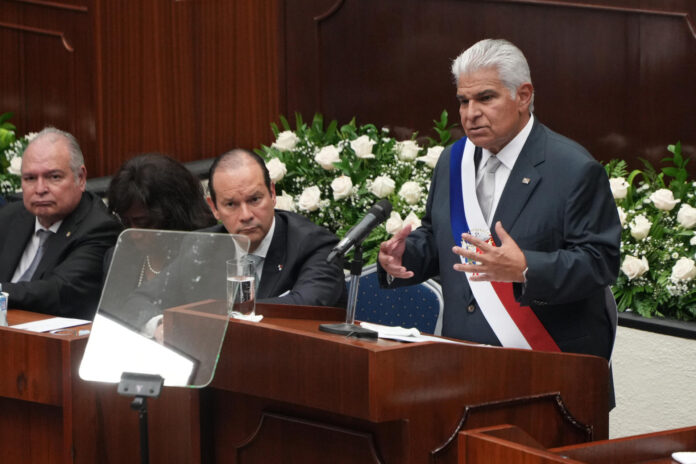 El presidente de Panamá, José Raúl Mulino, rinde el informe anual de su gestión durante la instalación de nueva junta directiva de la Asamblea Nacional de Diputados para el período 2026 - 2027 este miércoles, en Ciudad de Panamá (Panamá). EFE / Aris Mariota
