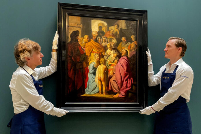 Londres, 1 jul (EFE).- Un cuadro atribuido recientemente al pintor barroco neerlandés Rembrandt tras ser restaurado fue vendido este miércoles por 8 millones de libras (9,3 millones de euros) en una subasta celebrada en la casa Sotheby's de Londres. EFE/ Luis Campello
