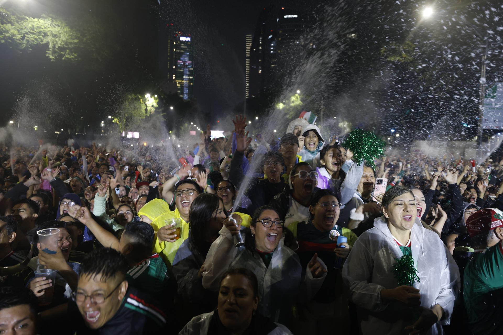 Aficionados festejan el triunfo de la selección Mexicana de Fútbol, la madrugada de este miércoles en Ciudad de México (México). EFE/ Sáshenka Gutiérrez