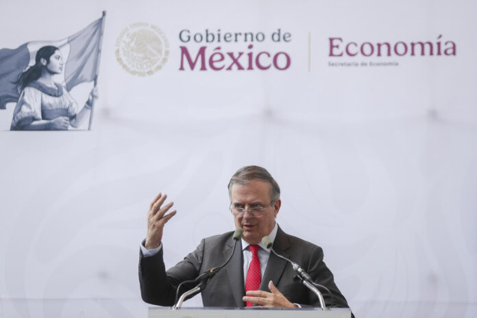 El secretario de Economía, Marcelo Ebrard, habla durante una rueda de prensa este miércoles, en Ciudad de México (México). EFE/ Isaac Esquivel

