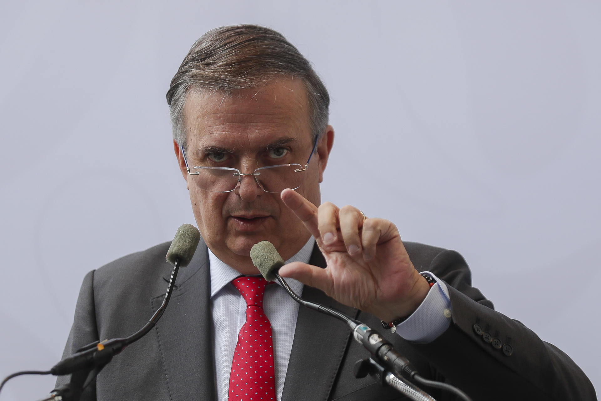 El secretario de Economía, Marcelo Ebrard, habla durante una rueda de prensa este miércoles, en Ciudad de México (México). EFE/ Isaac Esquivel
