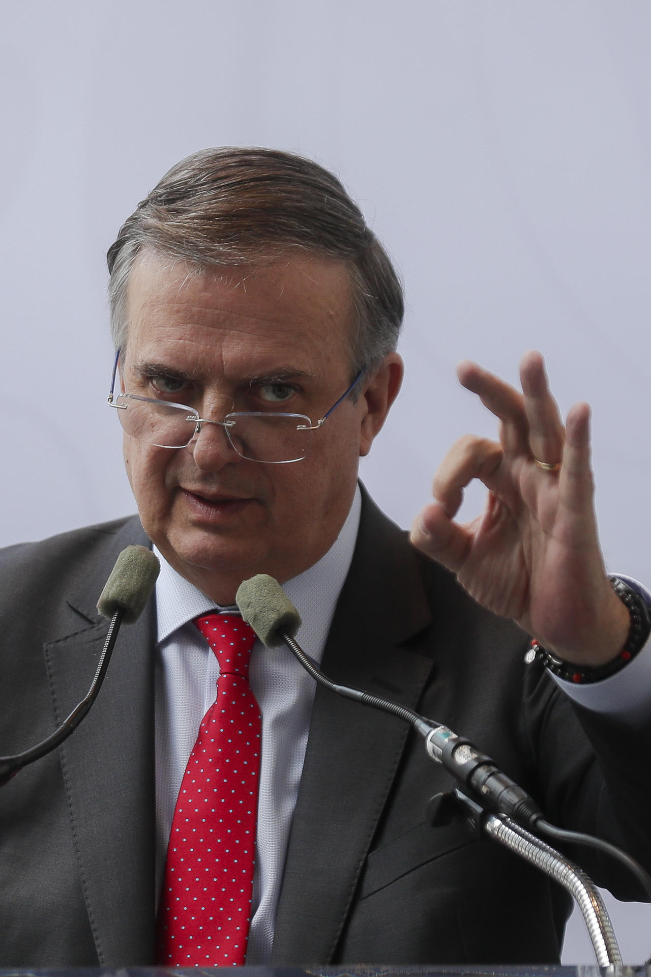 El secretario de Economía, Marcelo Ebrard, habla durante una rueda de prensa este miércoles, en Ciudad de México (México). EFE/ Isaac Esquivel

