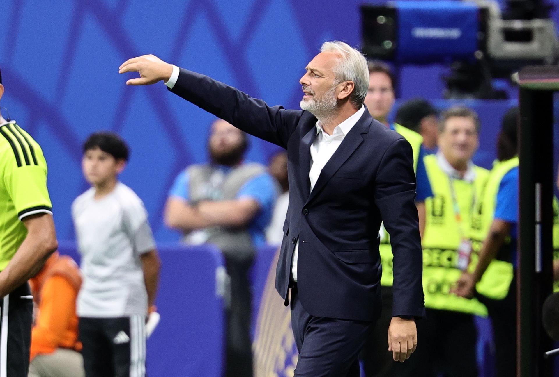 Sébastien Desabre, seleccionador de República Democrática del Congo, destacó este miércoles en Atlanta que Inglaterra tuvo que recurrir a Harry Kane, el "mejor delantero del mundo", para remontar el partido de dieciseisavos de final del Mundial que perdía con sus pupilos. EFE/EPA/CRISTOBAL HERRERA-ULASHKEVICH
