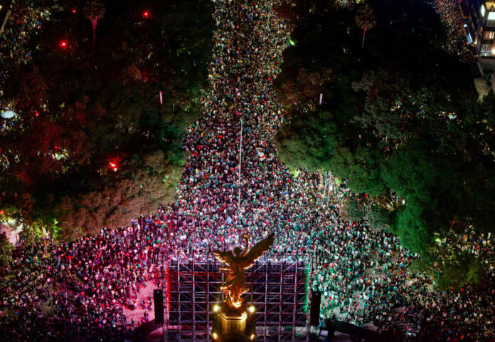Fotografía aérea que muestra aficionados de México celebrando el triunfo ante Ecuador en el Ángel de la Independencia este martes, en un partido de dieciseisavos de final del Mundial de la FIFA 2026, en Ciudad de México (México). EFE/ Tomás Pérez
