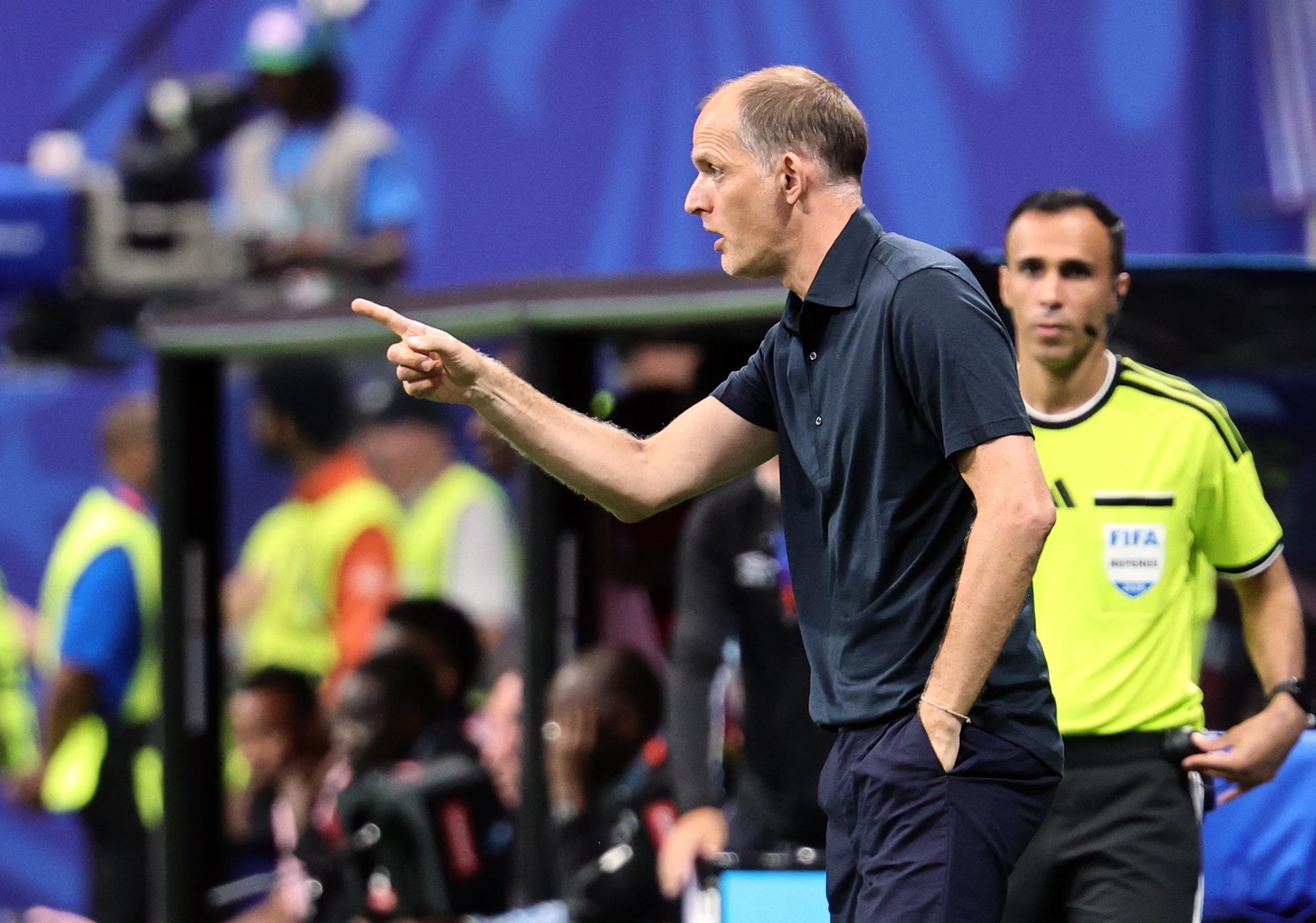 El seleccionador de Inglaterra, Thomas Tuchel, afirmó este miércoles que sus pupilos pueden afrontar dificultades con los 2.240 metros de altitud Ciudad de México, donde enfrentarán al Tri en los octavos de final del Mundial, y en cuyo estadio, el Azteca, hace 40 años Diego Armando Maradona dejó a los Tres Leones en la cuneta con dos goles antológicos. EFE/EPA/RONALD WITTEK
