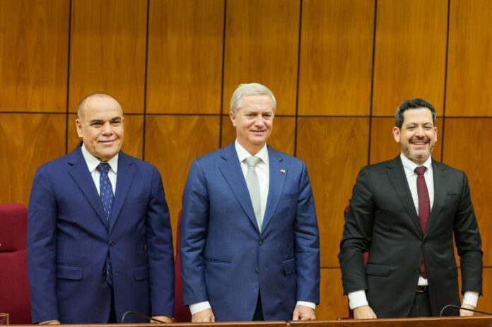 Fotografía cedida por el Senado de Paraguay que muestra al presidente del Senado de Paraguay, Basilio Núñez (i), al presidente de Chile, José Antonio Kast (c) y al presidente de la Cámara de Diputados de Paraguay, Raúl Latorre, en el congreso de Paraguay este miércoles, en Asunción (Paraguay). EFE/ Senado de Paraguay
