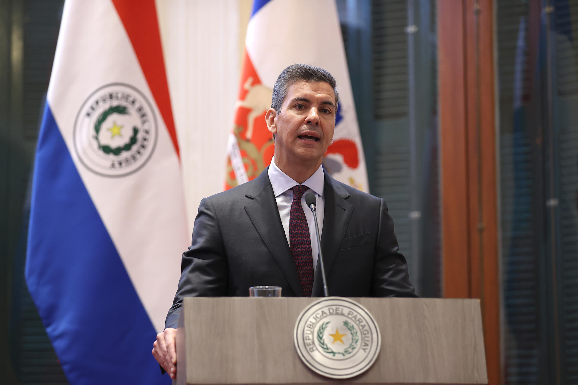 El presidente de Paraguay, Santiago Peña, habla durante una declaración conjunta con su homólogo de Chile, José Antonio Kast (fuera de cuadro) en Asunción (Paraguay). EFE/ Juan Pablo Pino

