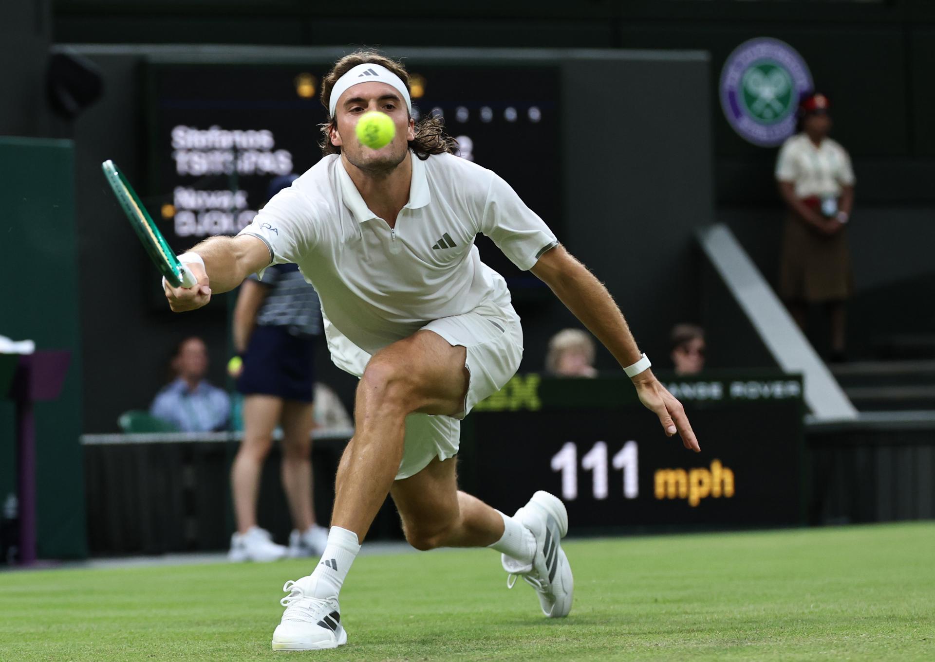 Stefanos Tsitsipas, de Grecia, en acción durante su partido de segunda ronda del torneo individual masculino de Wimbledon contra Novak Djokovic, de Serbia. EFE/EPA/NEIL HALL
