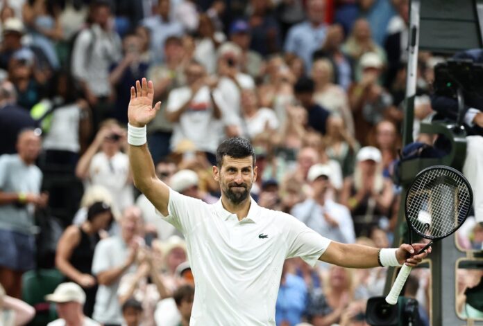 El serbio Novak Djokovic celebra su victoria en el partido de segunda ronda del torneo individual masculino de Wimbledon contra el griego Stefanos Tsitsipas en Londres. EFE/EPA/NEIL HALL
