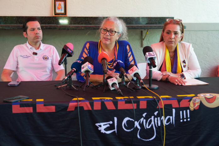 La representante de All For Venezuela, Mayra Marchán (c), habla junto al concejal de Doral, Rafael Pineyro (i), y la presidenta de la Asociación Multicultural de Activistas Voz y Expresión (Amavex), Helene Villalonga, durante una rueda de prensa este miércoles, en Doral (Estados Unidos). Venezolanos en Estados Unidos exigieron al presidente Donald Trump que cambie su relación con el 