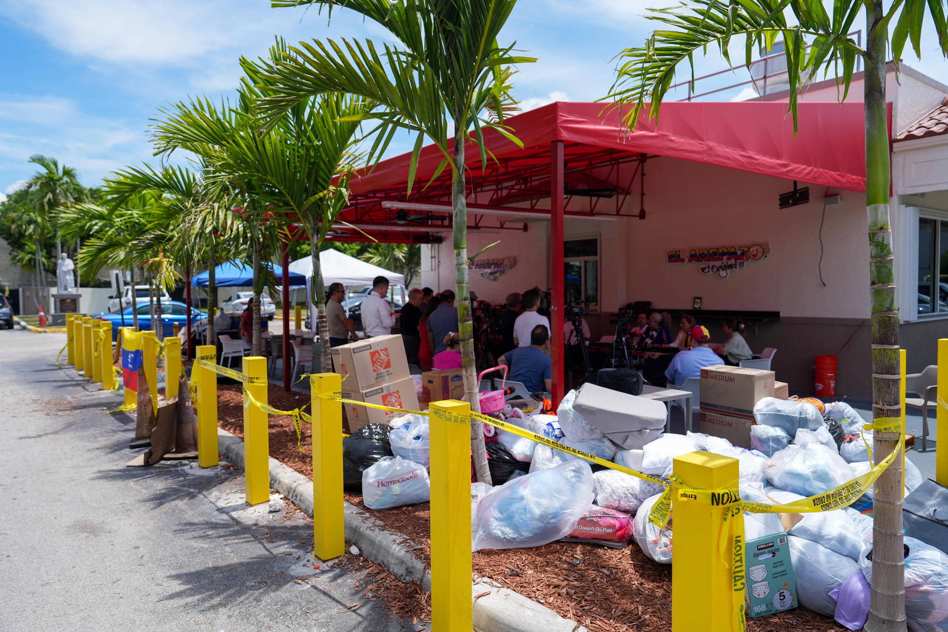 Fotografía que muestra donaciones para los damnificados en Venezuela este miércoles, en Doral (Estados Unidos). EFE/ Alberto Boal
