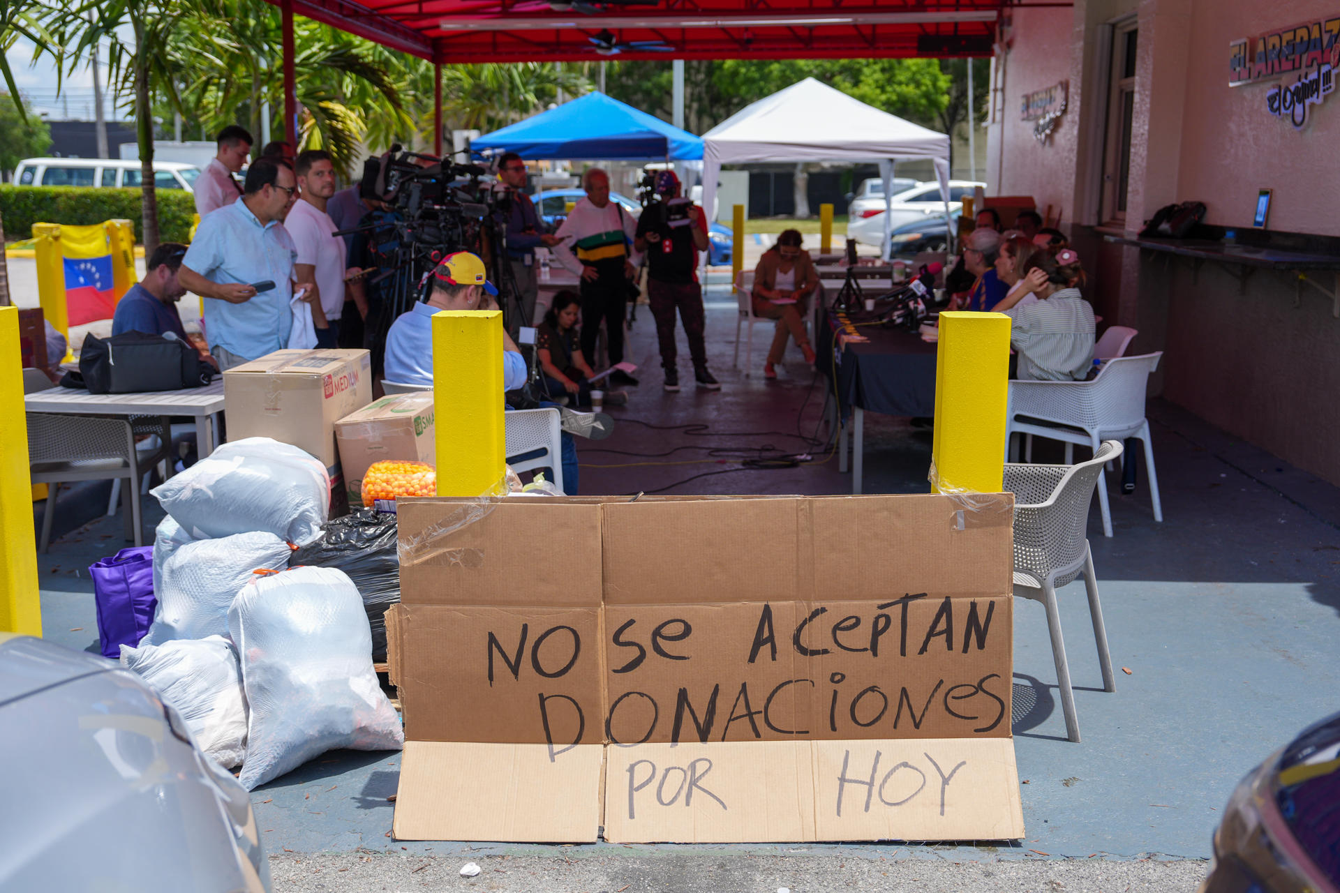 Fotografía que muestra un cartel este miércoles, en Doral (Estados Unidos). EFE/ Alberto Boal
