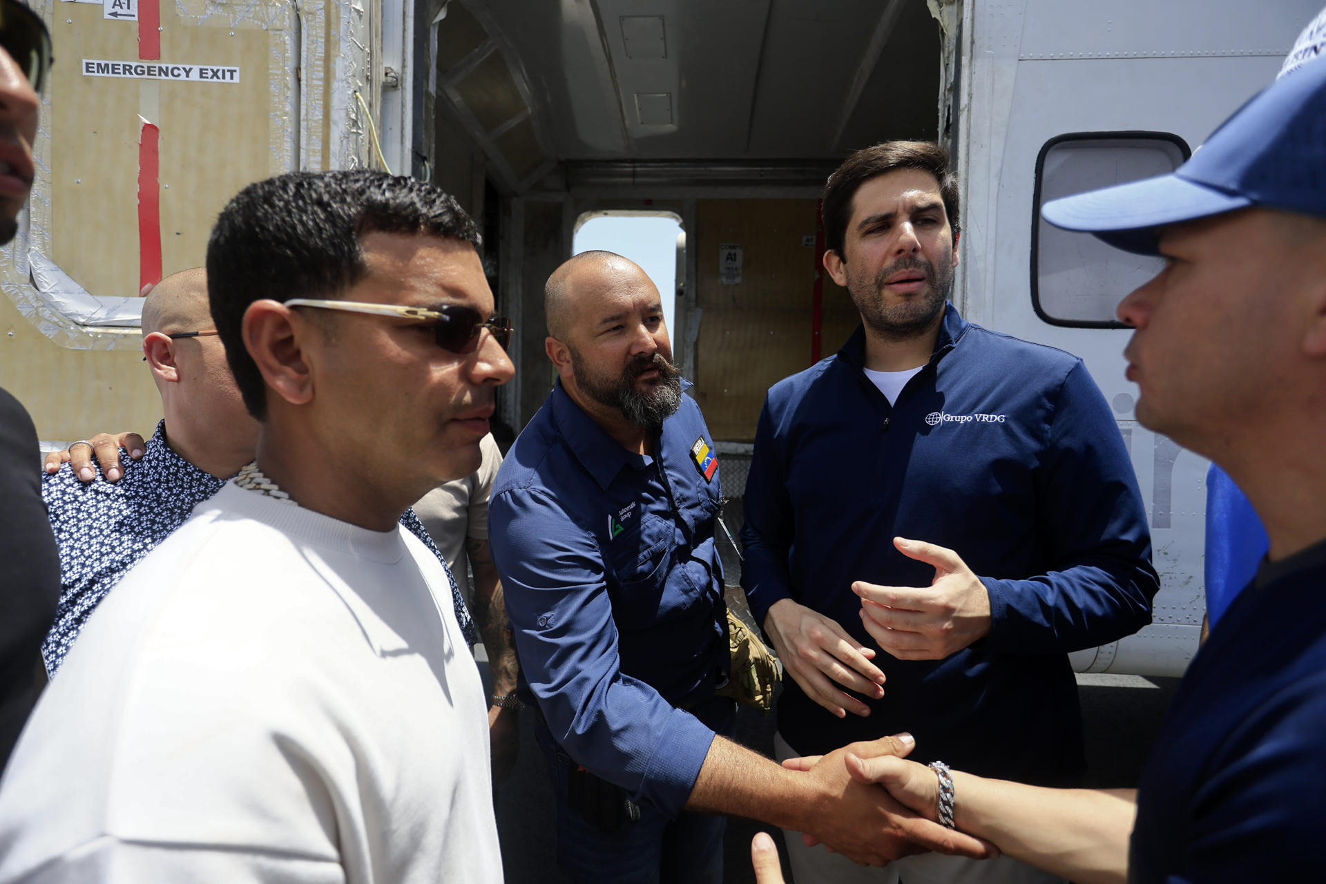 El cantante puertorriqueño, Tito el Bambino (i); Yorbin Cacique, venezolano residente en Puerto Rico (2-i); el director ejecutivo y fundador de VRDG group, Julio Cabral, y el artista Jowell, del dúo Jowell & Randy ,hablan durante la salida de los primeros dos vuelos con ayuda humanitaria a Venezuela este miércoles, en el Aeropuerto Internacional Luis Muñoz Marín, en San Juan (Puerto Rico). EFE/ Thais Llorca
