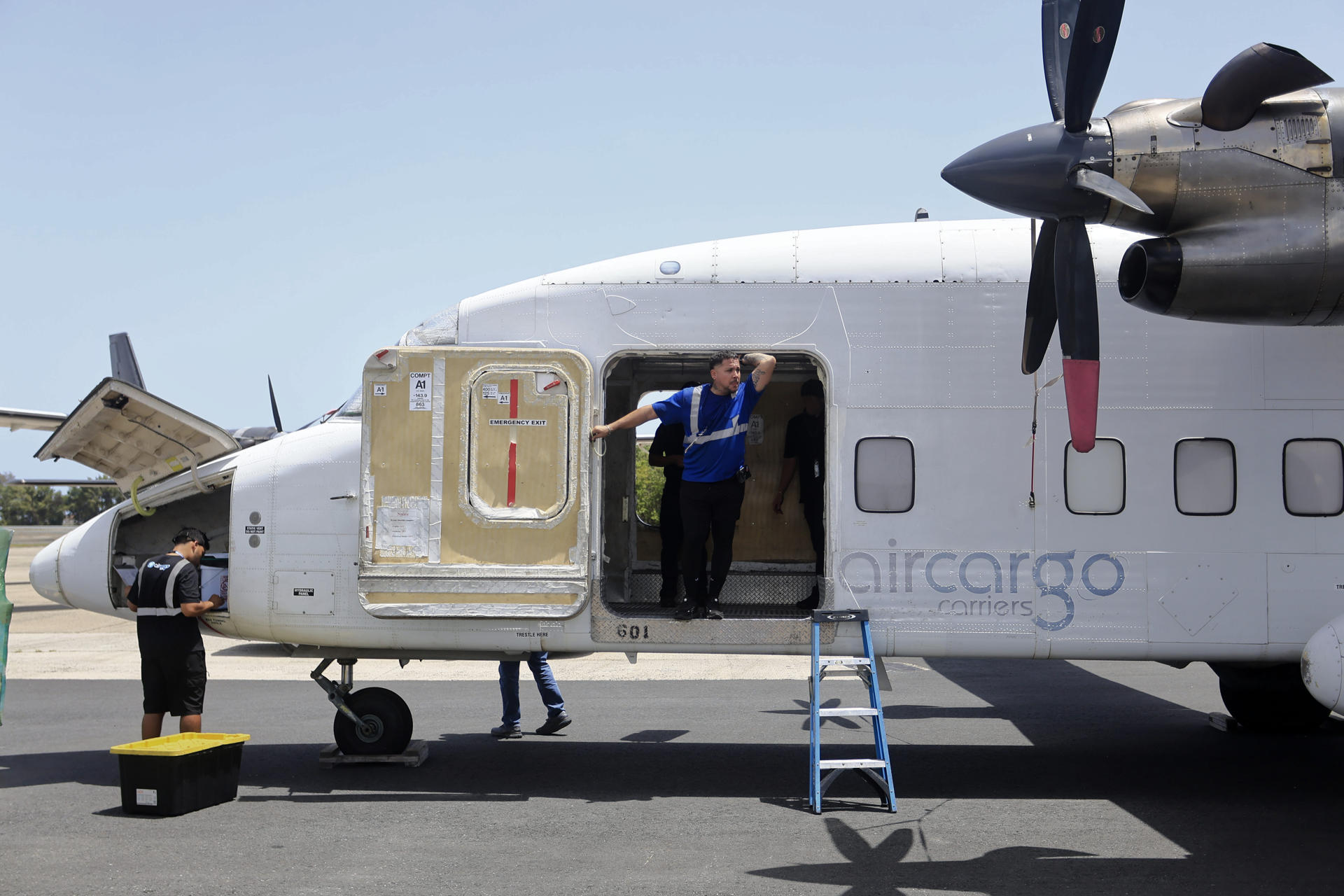 Fotografía que muestra un avión con ayuda humanitaria previo a la salida de los primeros dos vuelos con destino a Venezuela este miércoles, en el Aeropuerto Internacional Luis Muñoz Marín, en San Juan (Puerto Rico). EFE/ Thais Llorca
