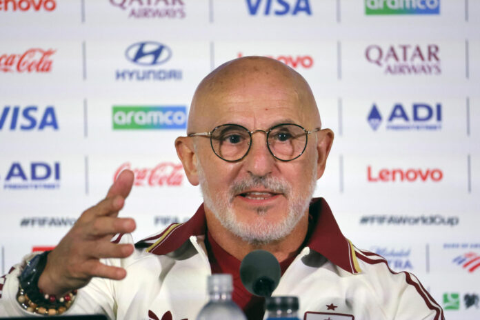 El seleccionador de España, Luís de la Fuente, habla en una rueda de prensa este miércoles en Los Ángeles (Estados Unidos). EFE/ Lavandeira Jr
