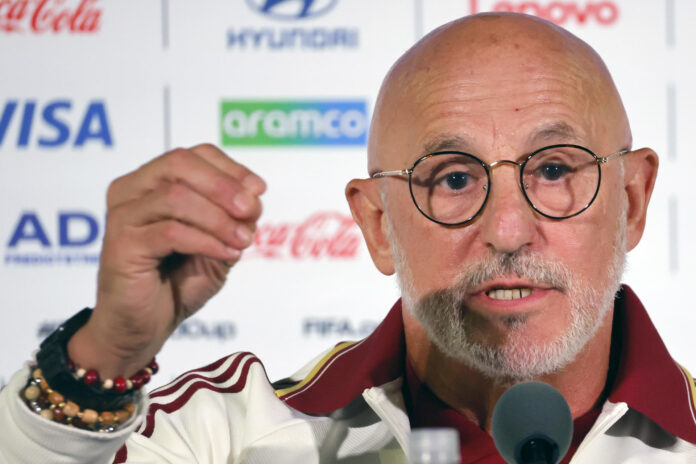 El seleccionador de España, Luís de la Fuente, habla en una rueda de prensa en Los Ángeles (Estados Unidos). EFE/ Lavandeira Jr
