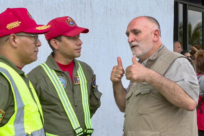 El chef español José Andrés a su llegada este 1 de julio de 2026, al aeropuerto de Valencia, en la Región Central de Venezuela, para liderar sobre el terreno las labores de emergencia de su ONG World Central Kitchen tras los devastadores terremotos ocurridos en el país venezolano. EFE / Xaume Olleros.
