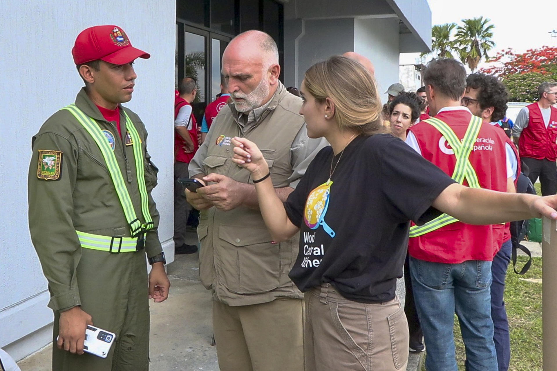 El chef español José Andrés y su hija Inés a su llegada este 1 de julio de 2026, al aeropuerto de Valencia, en la Región Central de Venezuela, para liderar sobre el terreno las labores de emergencia de su ONG World Central Kitchen tras los devastadores terremotos ocurridos en el país venezolano. EFE / Xaume Olleros.