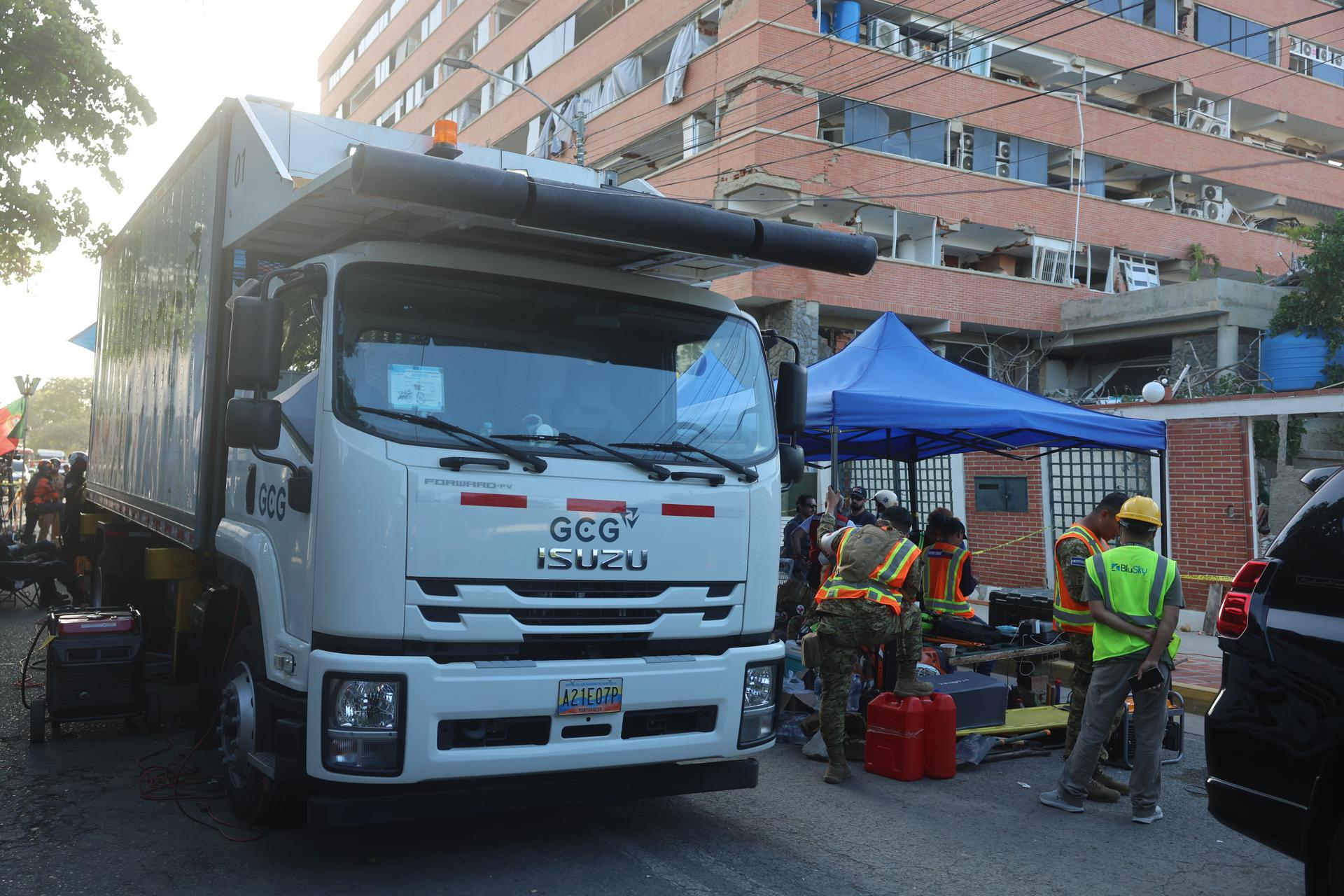 Rescatistas trabajan en labores de búsqueda de personas desaparecidas por el doble terremoto de magnitudes 7,2 y 7,5, este miércoles, en Catia La Mar, La Guaira (Venezuela). EFE/ Miguel Gutiérrez
