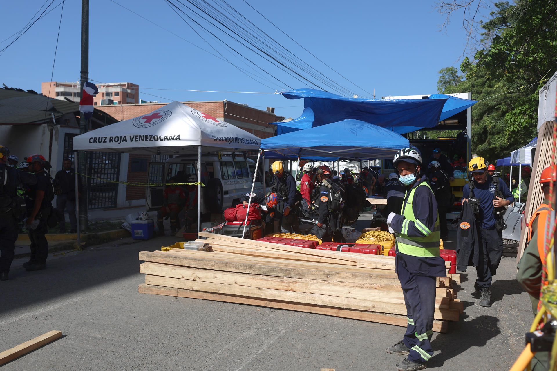 Rescatistas trabajan en labores de búsqueda de personas desaparecidas por el doble terremoto de magnitudes 7,2 y 7,5, este miércoles, en Catia La Mar, La Guaira (Venezuela). EFE/ Miguel Gutiérrez
