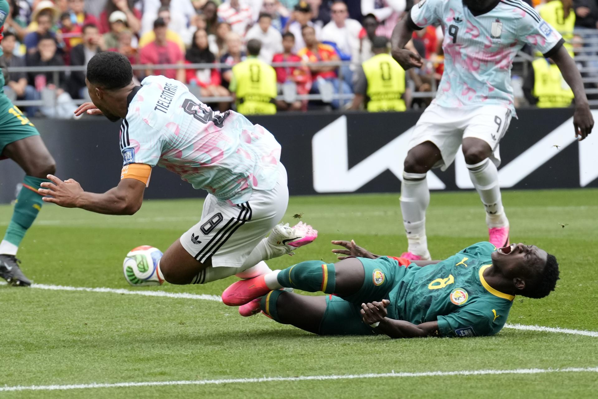 Lamine Camara, de Senegal (d), en acción contra Youri Tielemans, de Bélgica (i), lo que llevó a un tiro penal durante el partido de dieciseisavos de final del Mundial 2026 entre Bélgica y Senegal, en Seattle, Washington (EE.UU.). EFE/STEPHEN BRASHEAR