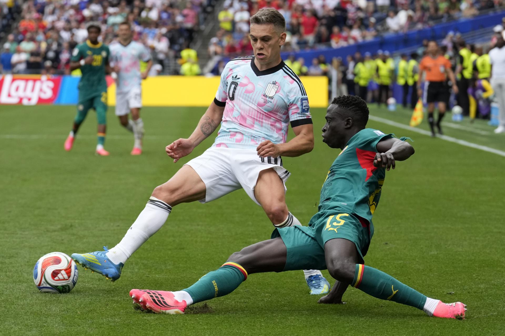 Leandro Trossard, de Bélgica (i), en acción contra Krepin Diatta, de Senegal (d), durante el partido de los dieciseisavos de final del Mundial 2026 entre Bélgica y Senegal, en Seattle, Washington (EE.UU.). EFE/STEPHEN BRASHEAR
