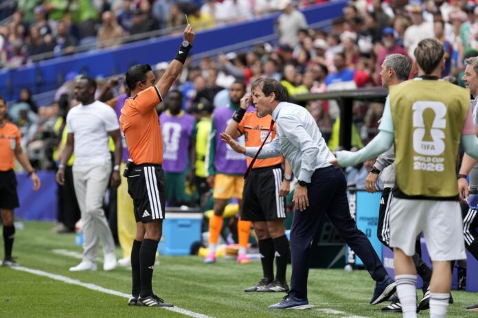 El árbitro Said Martínez muestra tarjeta amarilla al técnico de Bélgica, Rudi García, durante el partido ante Senegal en el Mundial 2026 en Seattle. EFE/EPA/STEPHEN BRASHEAR
