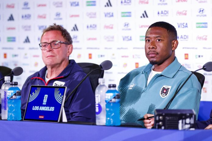 El seleccionador de Austria, Ralf Rangnick (i), y el jugador David Alaba (d) asisten a una rueda de prensa en el Estadio de Los Ángeles, antes del partido de octavos de final del Mundial de la FIFA 2026 entre España y Austria en Inglewood, California (EE.UU.). EFE/CHRIS TORRES
