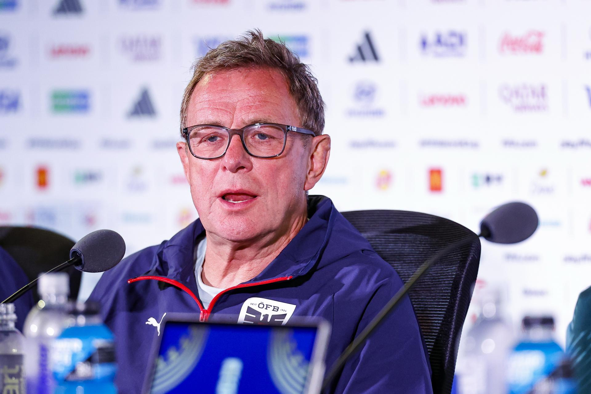 El seleccionador nacional de Austria, Ralf Rangnick, habla durante una rueda de prensa en el Los Angeles Stadium antes del partido de octavos de final del Mundial de la FIFA 2026 entre España y Austria, en Inglewood, California (EE.UU.). EFE/CHRIS TORRES