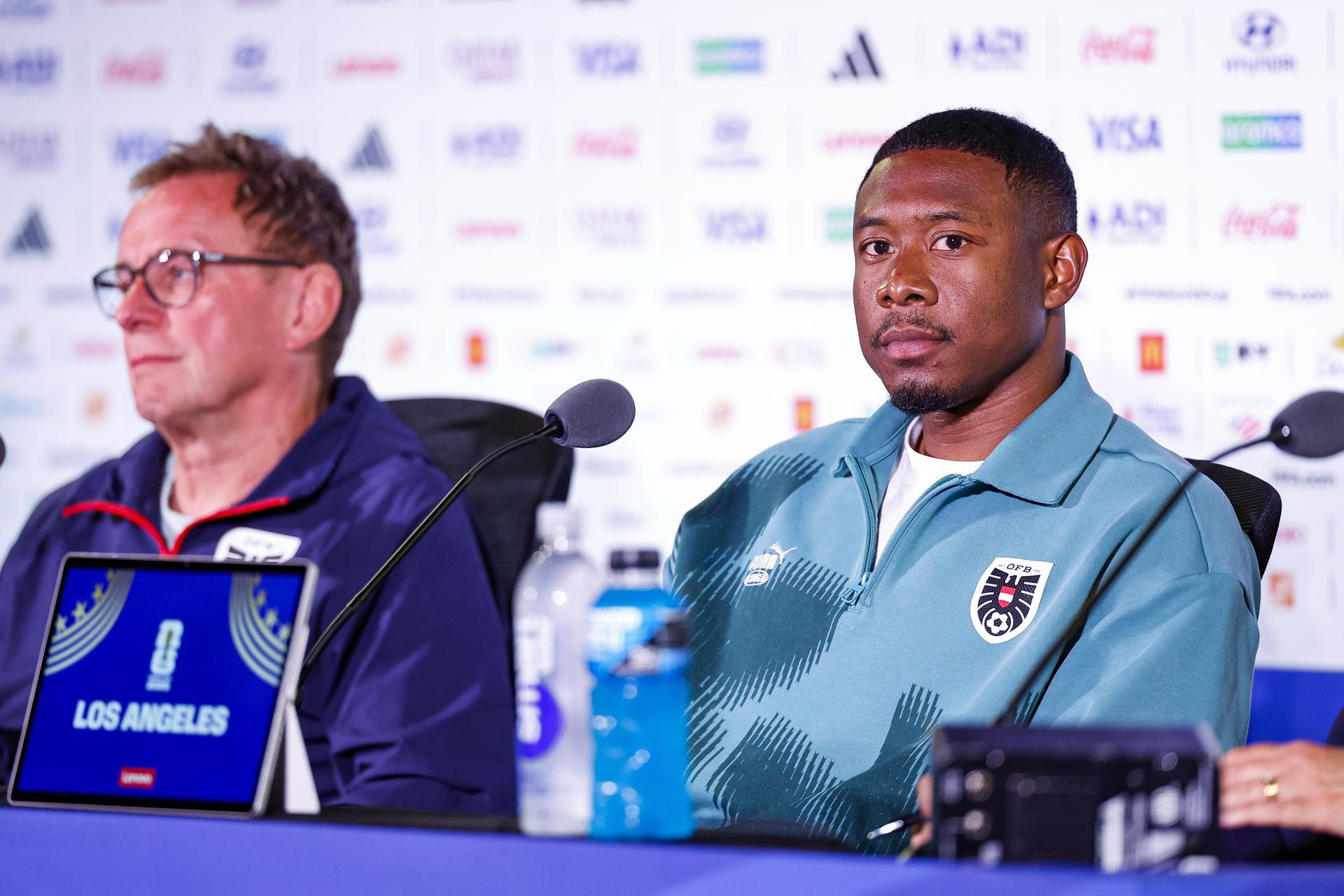 El seleccionador de Austria, Ralf Rangnick (i), y el jugador David Alaba (d) asisten a una rueda de prensa en el Estadio de Los Ángeles, antes del partido de octavos de final del Mundial de la FIFA 2026 entre España y Austria en Inglewood, California (EE.UU.). EFE/CHRIS TORRES