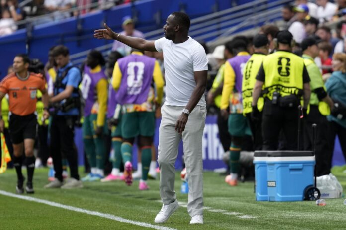 Pape Thiaw, seleccionador de Senegal, durante el partido ante Bélgica en Seattle. EFE/EPA/STEPHEN BRASHEAR
