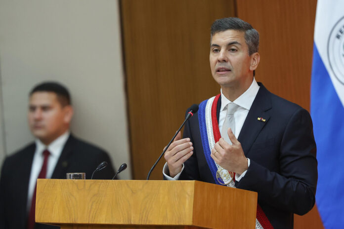 El presidente de Paraguay, Santiago Peña, habla durante la presentación del informe de gestión de su gobierno en el Palacio Legislativo de Asunción (Paraguay). EFE/ Juan Pablo Pino
