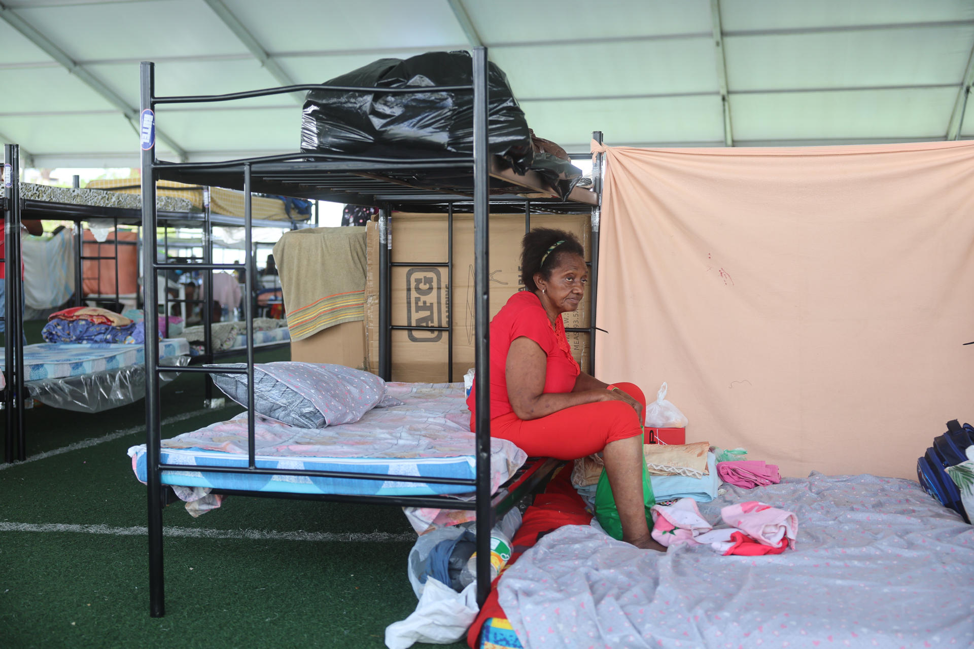 Emilia Rada, sobreviviente del doble terremoto de Venezuela, descansa, en un polideportivo en La Guaira (Venezuela). EFE/ Miguel Gutiérrez
